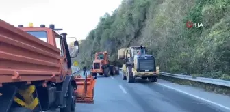 Artvin'de heyelan: Karayolu ulaşıma kapandı