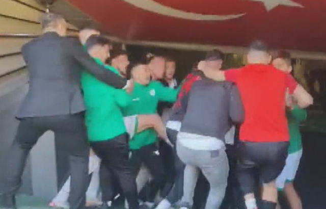 Bursaspor takımı, Diyarbekirsporlu futbolcuyu soyunma odasına kadar kovaladı