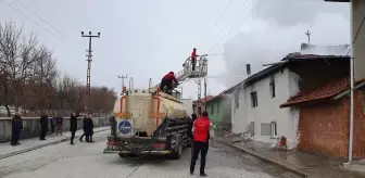 Çorum'un Sungurlu ilçesinde çıkan yangında iki katlı ev kullanılamaz hale geldi