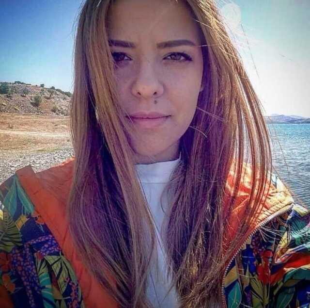 İzmir'de Boşanma Aşamasındaki Kadın Eş Tabanca İle Öldürüldü İzmir'de Boşanma Aşamasındaki Kadın Eş Tabanca İle Öldürüldü