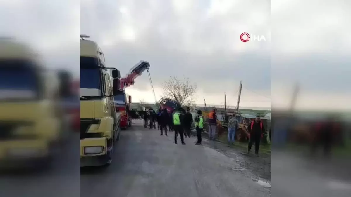 Kazaya giden itfaiye ekibinin aracı devrildi: 3 yaralı
