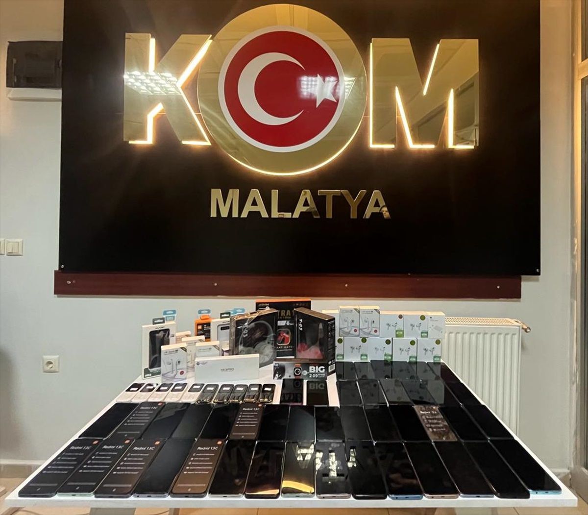 Malatya'da gümrük kaçağı 54 cep telefonu ele geçirildi