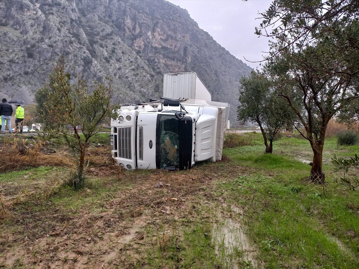Manisa'da tır devrildi, sürücü yaralandı
