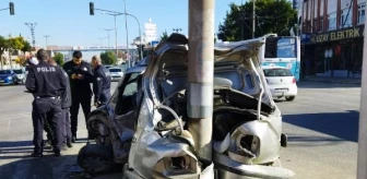 Mersin'de Hafif Ticari Araç Kazası: 2 Yaralı