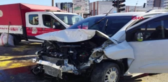 Mersin'de Hafif Ticari Araç Kazası: 2 Yaralı