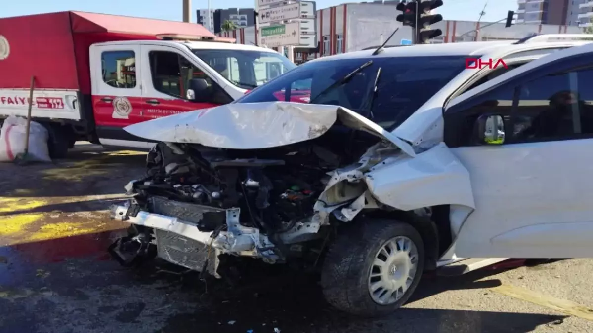 Mersin'de Hafif Ticari Araç Kazası: 2 Yaralı