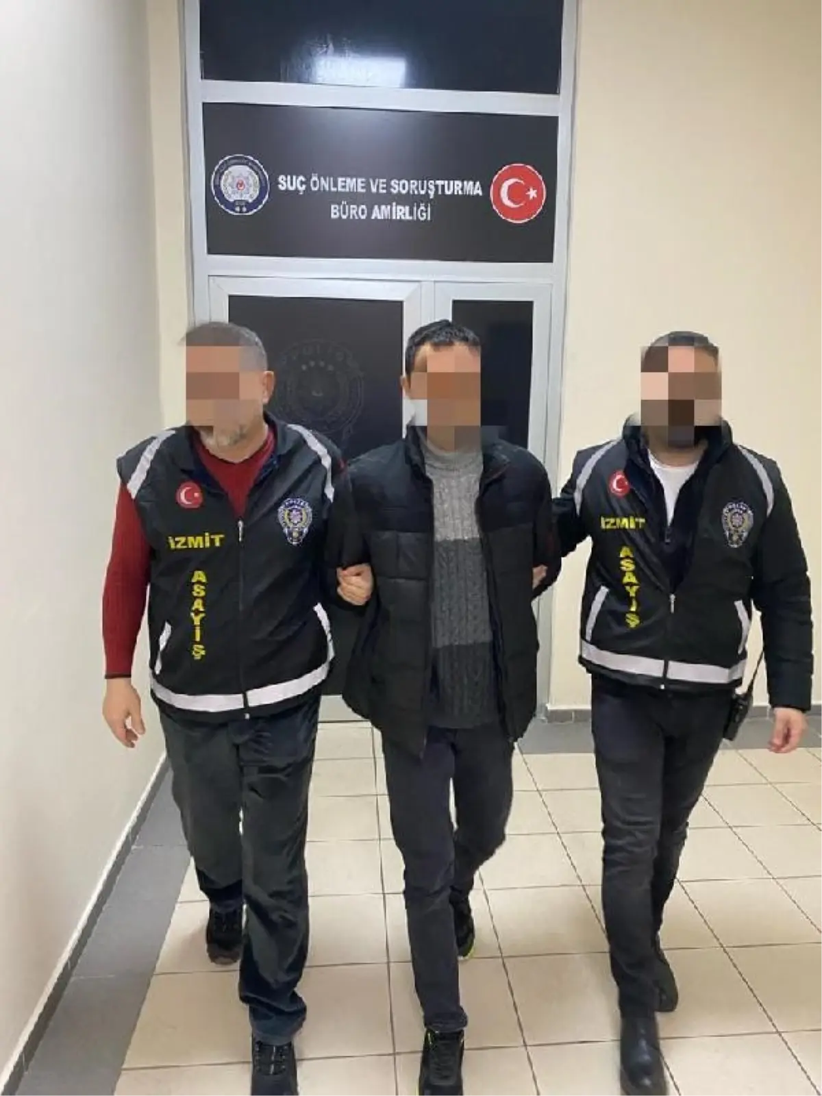İzmit'te Otoparktaki Araçların Camlarını Kıran Şüpheli Yakalandı