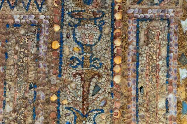 Roma'da mercan ve deniz kabuklarından yapılmış 2300 yıllı mozaik bulundu Roma'da mercan ve deniz kabuklarından yapılmış 2300 yıllı mozaik bulundu
