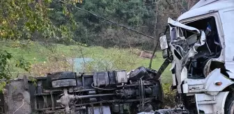 Sarıyer'de freni patlayan tır ile çöp arabası çarpıştı: 1 ölü, 3 yaralı