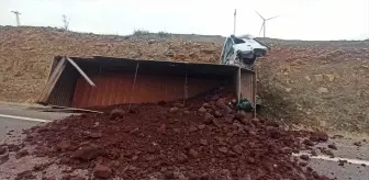 Yahyalı'da devrilen kamyonun sürücüsü yaralandı