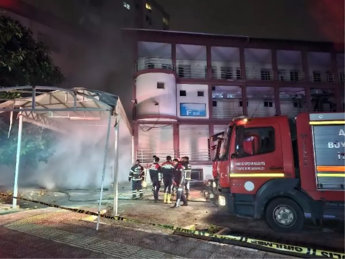 Adana'da Eski Hastane Binasında Yangın Çıktı