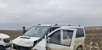 Çorum'un Alaca ilçesinde otomobil ile minibüsün çarpışması sonucu 5 kişi yaralandı