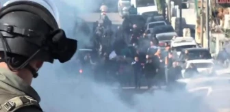 İsrail polisi, Mescid-i Aksa'da namaz kılan Müslümanların üzerine gaz bombası attı
