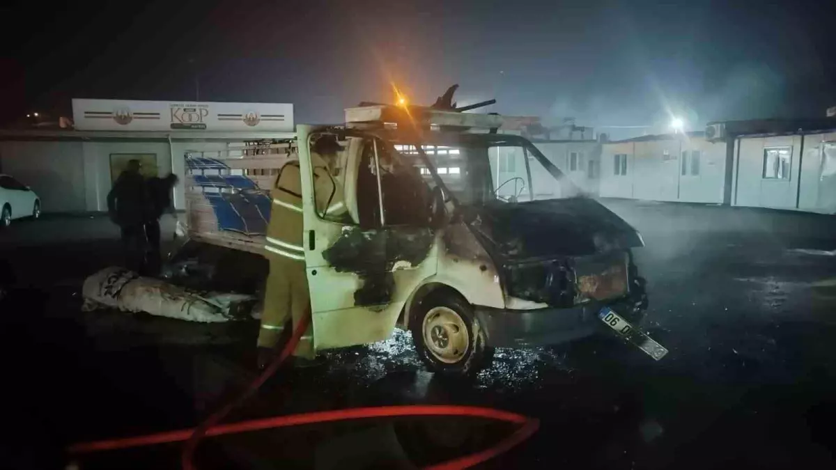 Adıyaman'da park halindeki kamyonet alev alev yandı
