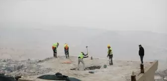 Mardin'de tarihi yapıların yıkımı sürüyor