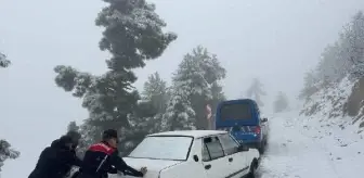 Kara saplanan otomobilde mahsur kalan öğretmenler jandarma tarafından kurtarıldı