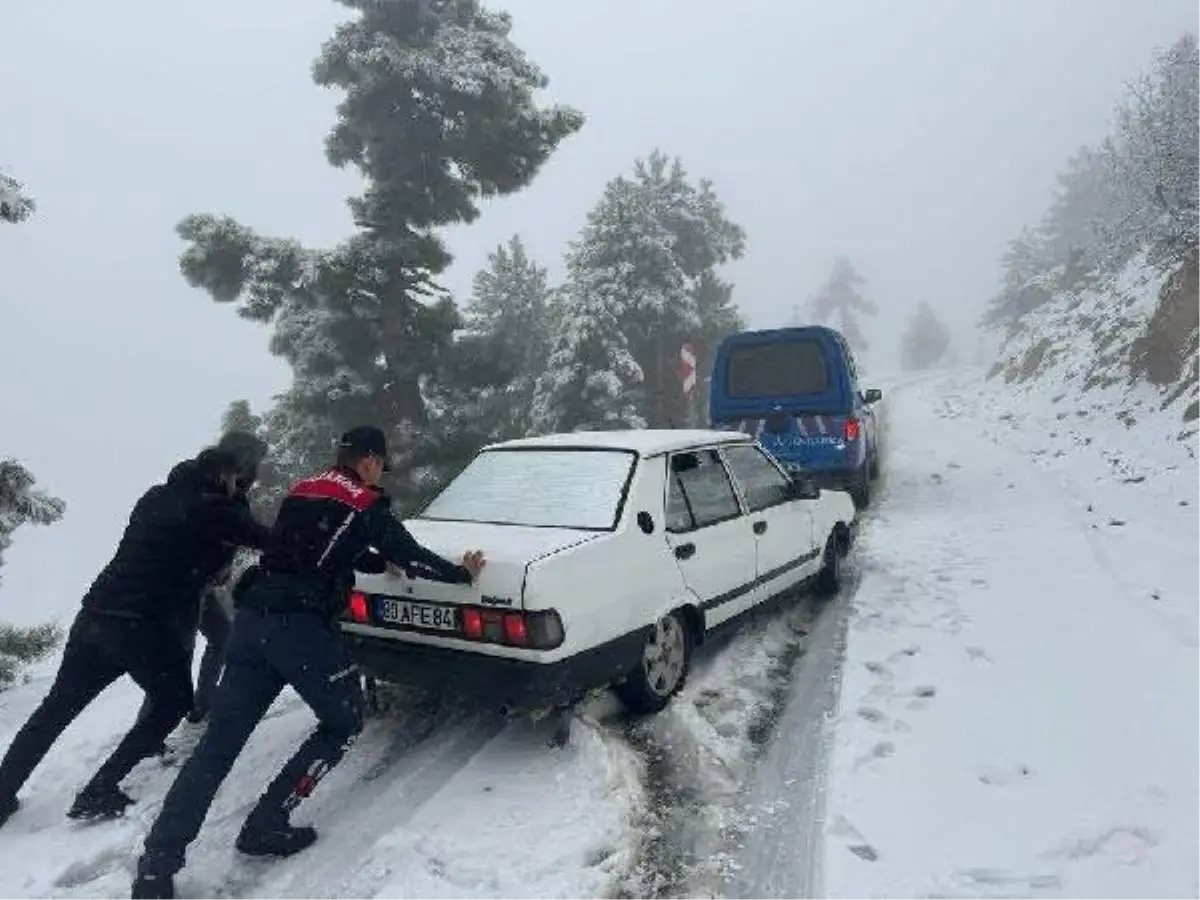 Kara saplanan otomobilde mahsur kalan öğretmenler jandarma tarafından kurtarıldı