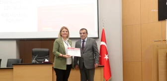 İzmit Belediye Başkanı Fatma Kaplan Hürriyet'e Teşekkür Belgesi Verildi