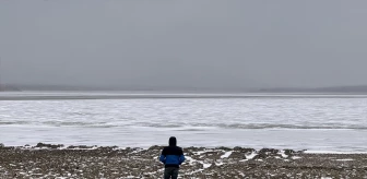 Ardahan'da Soğuk Hava Etkili Oldu: Aktaş Gölü'nün Yüzeyi Buz Tutuyor