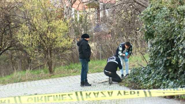 Büyükçekmece'de bir apartmanın önünde el bombası bulundu Büyükçekmece'de bir apartmanın önünde el bombası bulundu