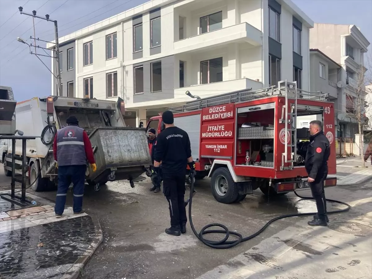 Düzce'de çöp konteynerinde çıkan yangın söndürüldü