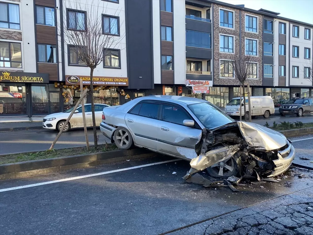 Düzce'de tır ile çarpışan otomobilin sürücüsü tedaviye alındı