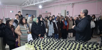 Ağrı'daki eczacılık fakültesi öğrencileri Iğdır'da kozmetik üretim tesislerini ziyaret ediyor