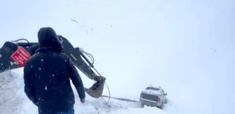 Hakkari'de Yoğun Kar Yağışı ve Sis Nedeniyle Kamyonet Şarampole Düştü