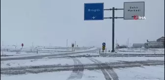 Karlıova'da beklenen kar yağdı, ilçe tamamen beyaza büründü