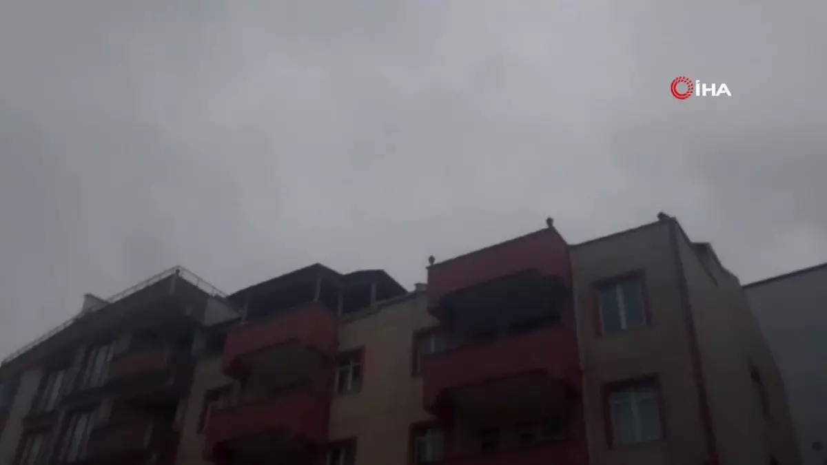 Kastamonu'da fırtına çatıları uçurdu