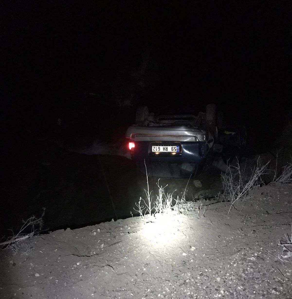 Niksar'da dereye devrilen otomobilin sürücüsü yaralandı