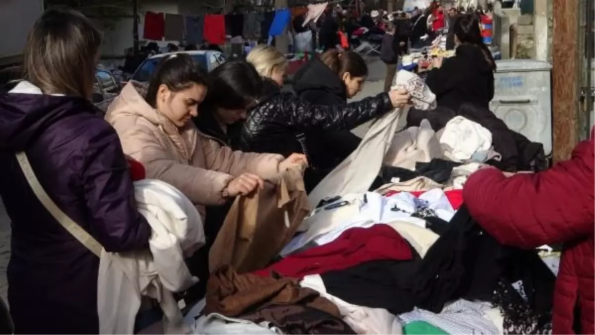 Keşan'da Sokak Hayvanları İçin Giyim Eşyaları Satılıyor