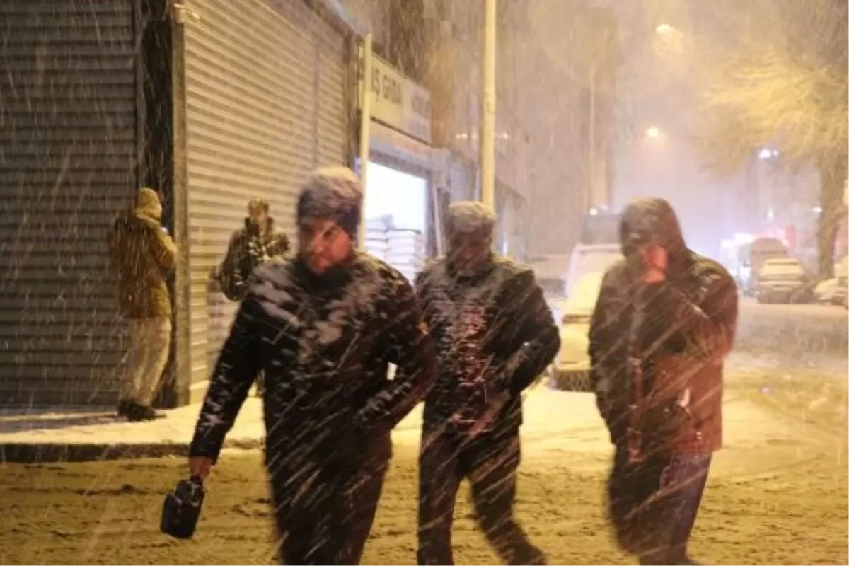 Van'da Kar Yağışı: Vatandaşlar ve Sürücüler Zor Anlar Yaşadı