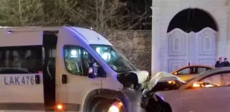 Beşiktaş'ta Otomobil ve Servis Aracı Kafa Kafaya Çarpıştı: 9 Yaralı