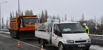 Erzurum-Artvin kara yolu yoğun kar ve tipiden dolayı ulaşıma kapatıldı