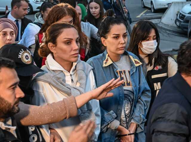 Hırsızlar, içinde para gömülü olduğu düşüncesiyle Dilan Polat'ın annesinin mezarını kazdı