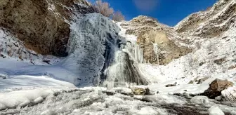 Kars'ta Susuz Şelalesi Soğuk Hava İle Kısmen Dondu