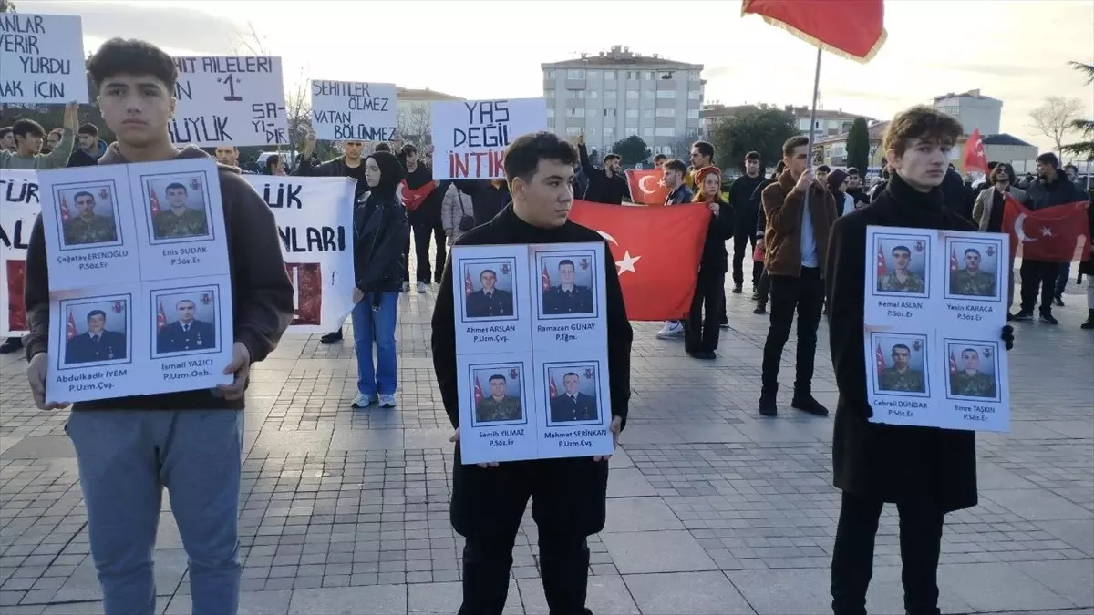 Kocaeli'de vatandaşlar şehitler için yürüdü