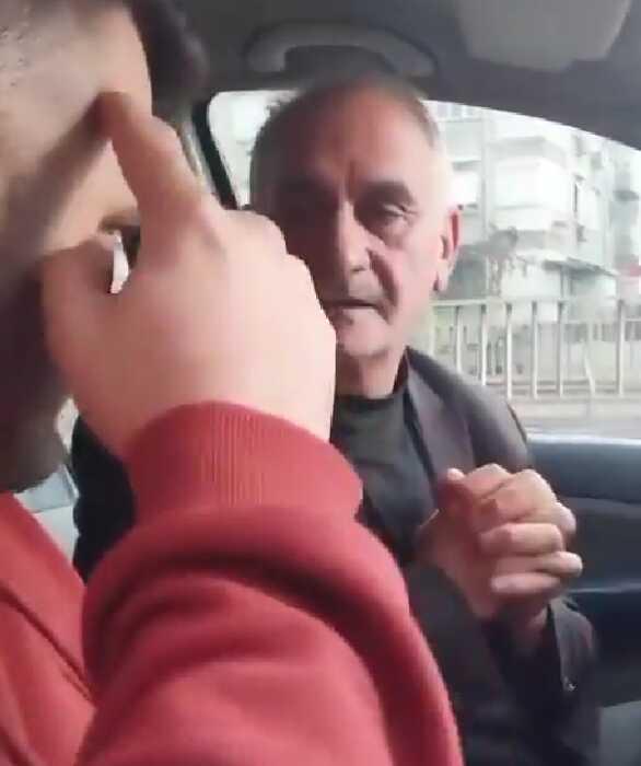 TAG sürücüsüne 'Seni bu arabaya gömeriz' tehdidi savurmuşlardı! Korsan taksici ve 2 arkadaşı gözaltına alındı TAG sürücüsüne 'Seni bu arabaya gömeriz' tehdidi savurmuşlardı! Korsan taksici ve 2 arkadaşı gözaltına alındı