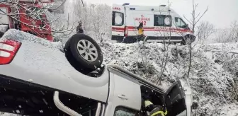 Ünye'de kamyonet fındık bahçesine devrildi, 2 kişi yaralandı