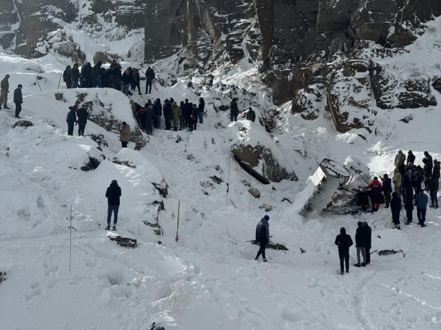 Ağrı'da kar nedeniyle iş makinesi uçuruma yuvarlandı: 4 ölü