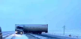 Ardahan'da Kar ve Tipi Nedeniyle Tırlar Yolu Kapattı