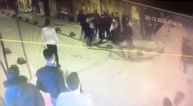 Beyoğlu'nda turistlerinin turistleri sopalarla darp ettikleri dehşet anlarının görüntüleri ortaya çıktı Beyoğlu'nda turistlerinin turistleri sopalarla darp ettikleri dehşet anlarının görüntüleri ortaya çıktı