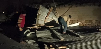 Van'ın Erciş ilçesinde fırtına nedeniyle evin ve ahırın çatısı uçtu