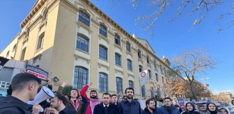 Kadir Has Üniversitesi, akademisyenin mescide ayakkabıyla girdiği iddialarını incelemeye aldı