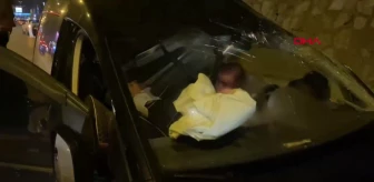 Kadıköy'de otomobil kazası: Sürücü itfaiye tarafından kurtarıldı