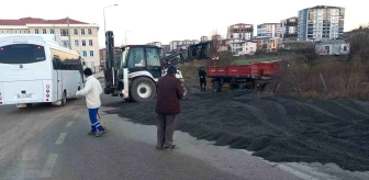 Edirne'de Devrilen Traktör Römorku Trafikte Aksamaya Neden Oldu