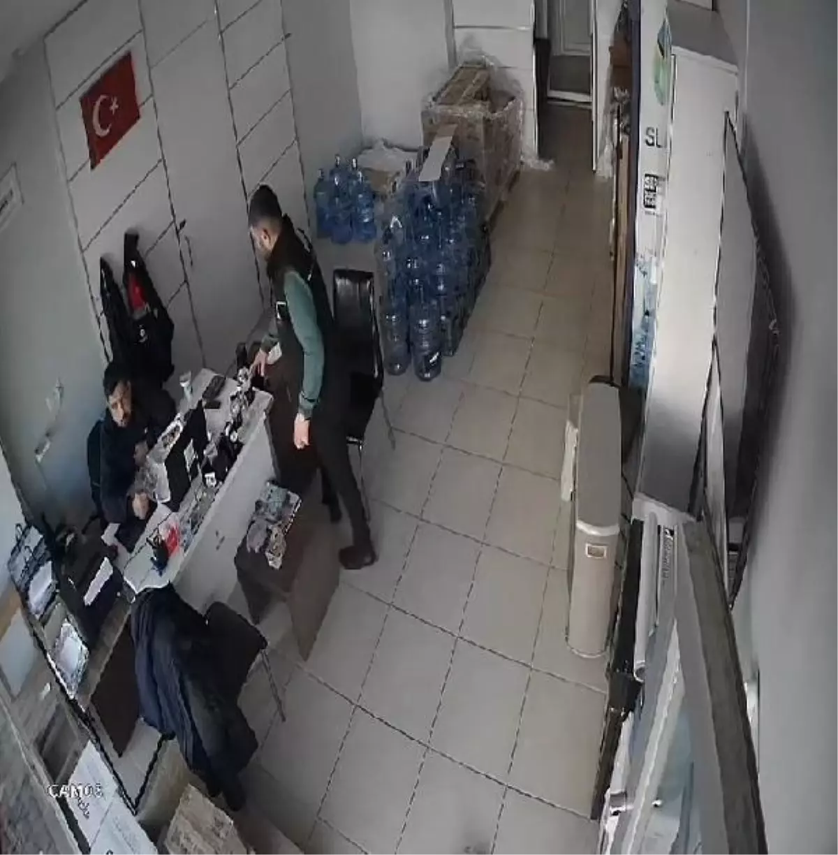 Nefes borusuna salata malzemeleri kaçan adam arkadaşının müdahalesiyle kurtuldu