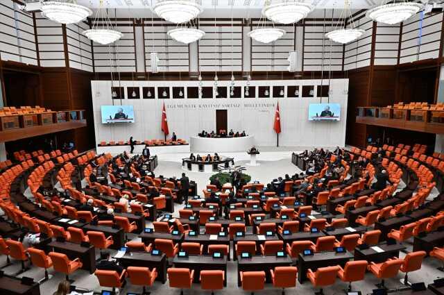 Çalışan emeklilere 5 bin lira ikramiye verilmesi TBMM'de kabul edildi Çalışan emeklilere 5 bin lira ikramiye verilmesi TBMM'de kabul edildi