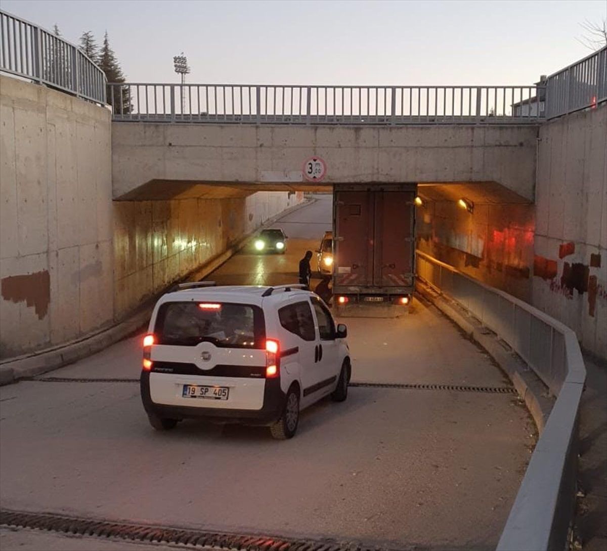 Çorum'da köprünün altına sıkışan kamyon kurtarıldı